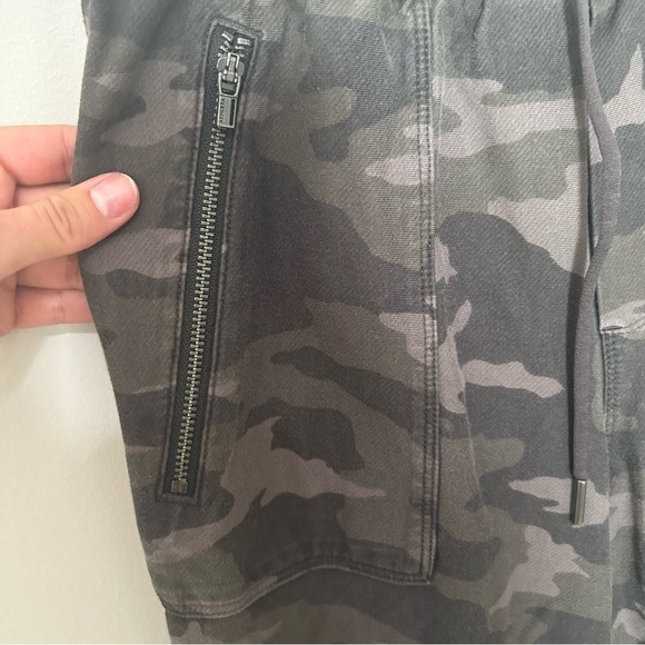 Athleta Farallon Loose Camo Elastic Waist Size 2 Camo Print - Picture 4 of 9
